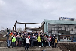 ВМЕСТЕ БЫСТРЕЕ! УСТЬКУТЯНЕ ПОМОГАЮТ В ОЗЕЛЕНЕНИИ ПЛОЩАДИ У ДК «РЕЧНИКИ»