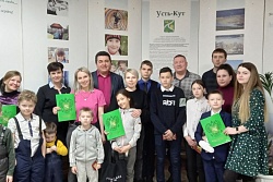 Еще 7 молодых семей Усть-Кута смогут улучшить жилищные условия. Глава города Евгений Кокшаров вручил свидетельства на получение денежной выплаты