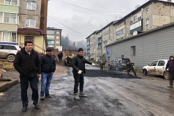 ПОДРЯДЧИКИ ПРИСТУПИЛИ К АСФАЛЬТИРОВАНИЮ ДОРОГИ ПО УЛ. ВОЛОДАРСКОГО